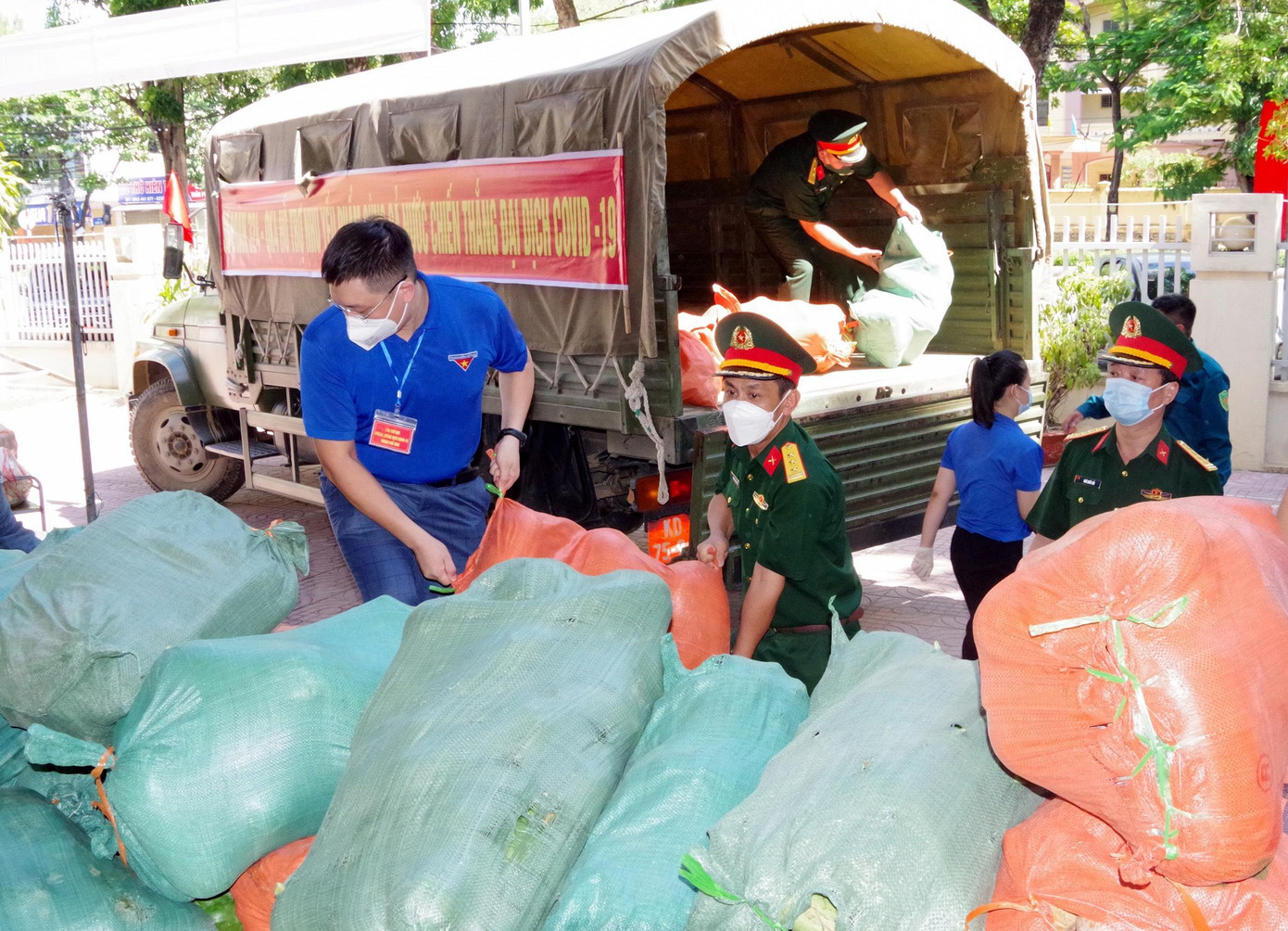 Đảm bảo cung ứng đủ lương thực, nhu yếu phẩm đến 25 phường, xã tại TP Vinh Đảm bảo cung ứng đủ lương thực, nhu yếu phẩm đến 25 phường, xã tại TP Vinh