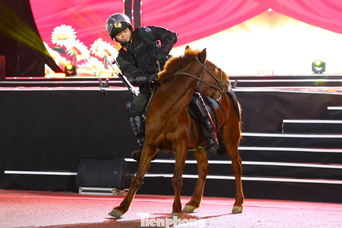 Kỹ thuật điều khiển ngựa nằm. Đây là kỹ thuật khó, thể hiện sự phối hợp nhịp nhàng giữa cán bộ chiến sỹ và ngựa nghiệp vụ. Nội dung huấn luyện này được áp dụng vào quá trình thực tiễn chiến đấu, lực lượng Kỵ binh triển khai đội hình, điều khiển ngựa nằm, phục kích, đánh bắt đối tượng trên các địa bàn rừng núi, có ít vật che khuất.