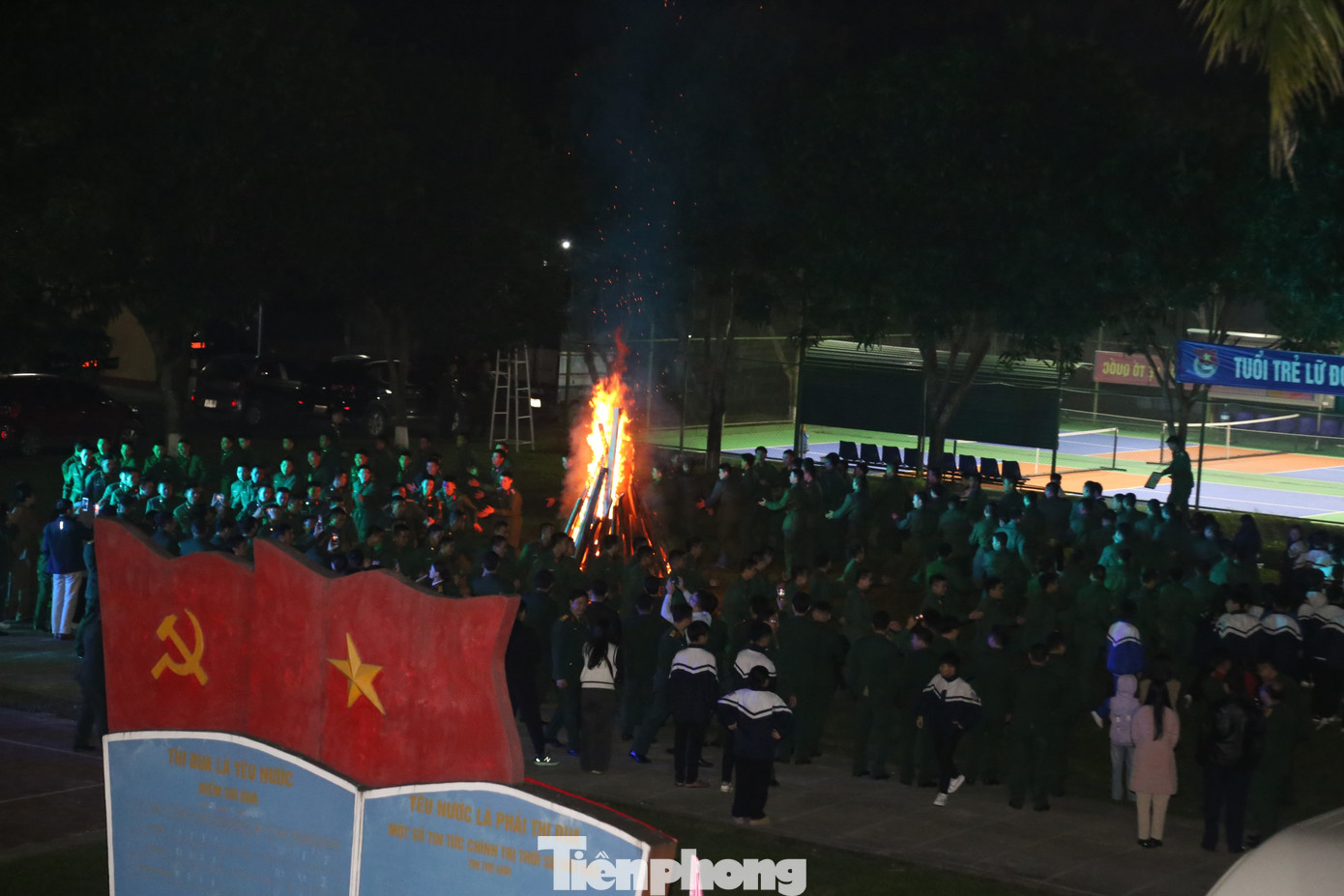 Chương trình giao lưu "Ra quân quyết thắng" và phát động Tháng Thanh niên năm 2025 không chỉ là hoạt động khởi động một mùa huấn luyện với khí thế sôi nổi, mà còn là lời khẳng định về truyền thống kiên cường, bản lĩnh và tinh thần trách nhiệm của Lữ đoàn 80. Trong ảnh, cán bộ chiến sĩ tham gia đốt lửa trại.