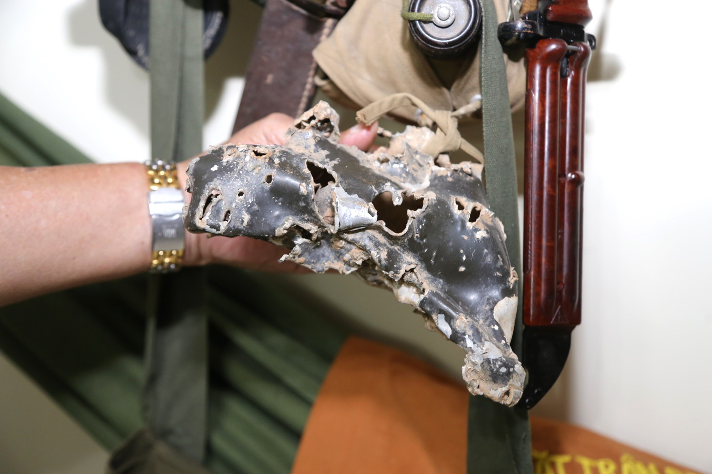 Chiếc bi đông bị băm nát bởi bom đạn của một người lính đã hy sinh được ông Lê Mạnh Hải sưu tầm ở điểm cao 1015, còn gọi là đồi Sạc Ly ở huyện Sa Thầy (Kon Tum). Chiếc bi đông bị băm nát bởi bom đạn của một người lính đã hy sinh được ông Lê Mạnh Hải sưu tầm ở điểm cao 1015, còn gọi là đồi Sạc Ly ở huyện Sa Thầy (Kon Tum).