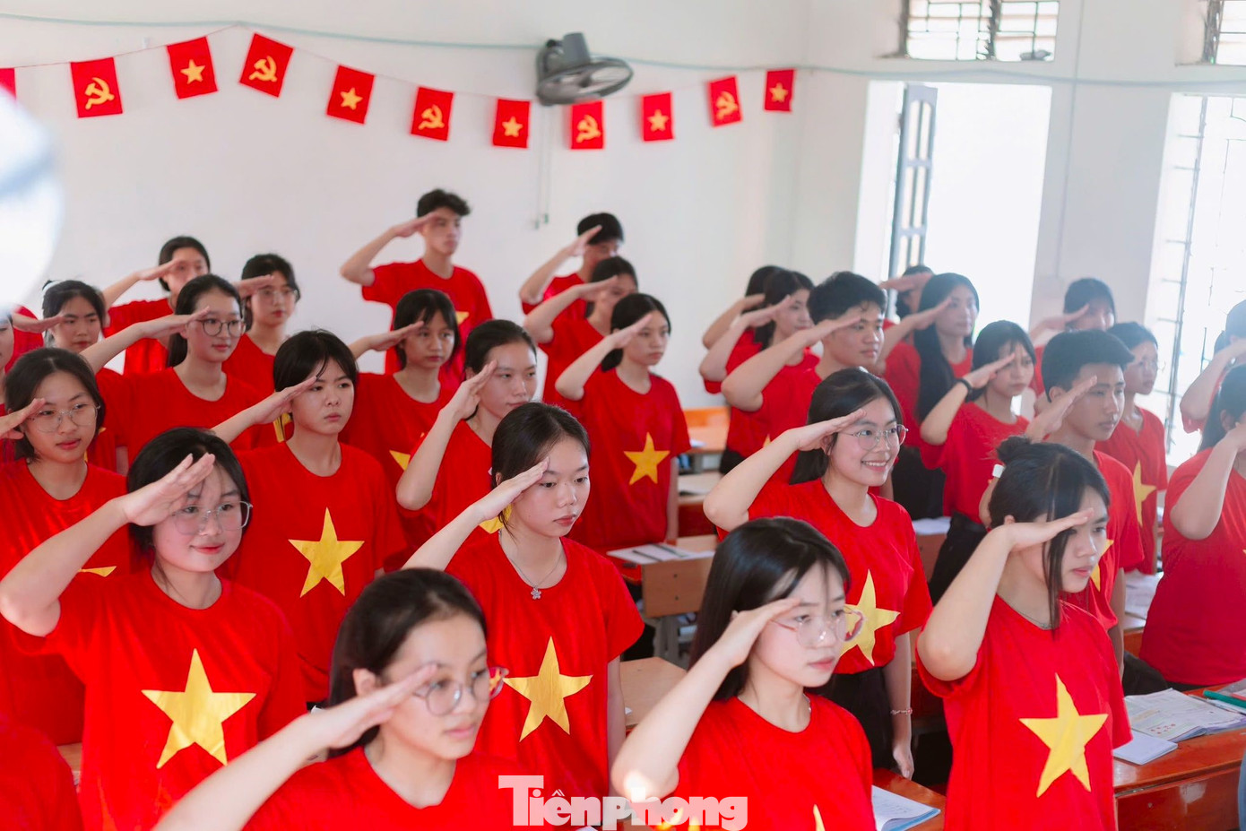 Hưởng ứng Tuần lễ “Áo cờ đỏ sao vàng”, đoàn viên, học sinh Trường THPT Nguyễn Đức Mậu (huyện Quỳnh Lưu) đã đồng loạt “phủ đỏ” mọi góc sân trường, lớp học.