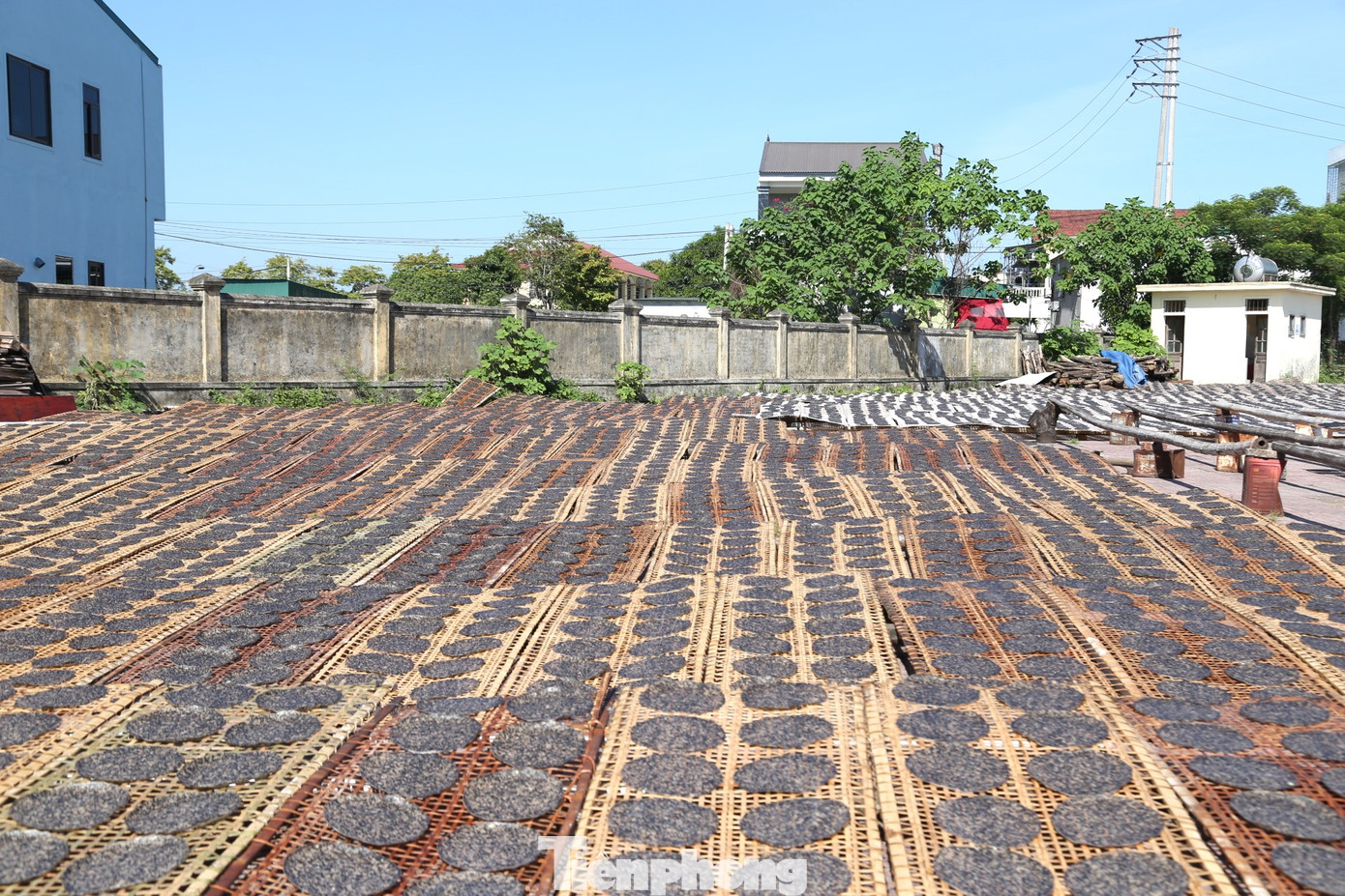 Trải qua 300 năm, người dân làng Vĩnh Đức (thị trấn Đô Lương, Nghệ An) vẫn luôn duy trì và phát triển nghề làm bánh đa. Để có một chiếc bánh đa thơm ngon, hấp dẫn, người làm bánh phải trải qua rất nhiều công đoạn, kỳ công từ khâu chọn nguyên liệu đến chế biến, sản xuất. Trải qua 300 năm, người dân làng Vĩnh Đức (thị trấn Đô Lương, Nghệ An) vẫn luôn duy trì và phát triển nghề làm bánh đa. Để có một chiếc bánh đa thơm ngon, hấp dẫn, người làm bánh phải trải qua rất nhiều công đoạn, kỳ công từ khâu chọn nguyên liệu đến chế biến, sản xuất.