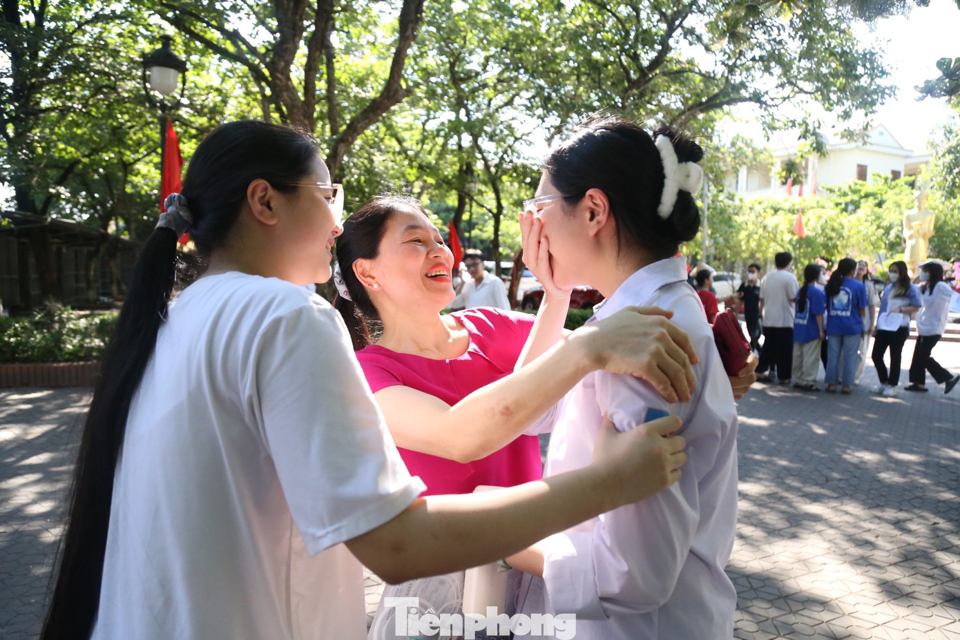 Niềm vui của người mẹ khi con đã hoàn thành xong các môn thi và làm tốt bài thi của mình