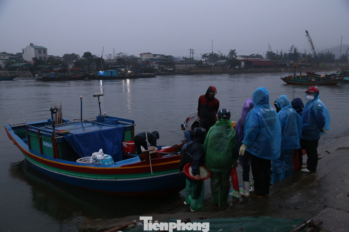 Thuyền về, trên bờ, từng tốp phụ nữ đã chờ sẵn.