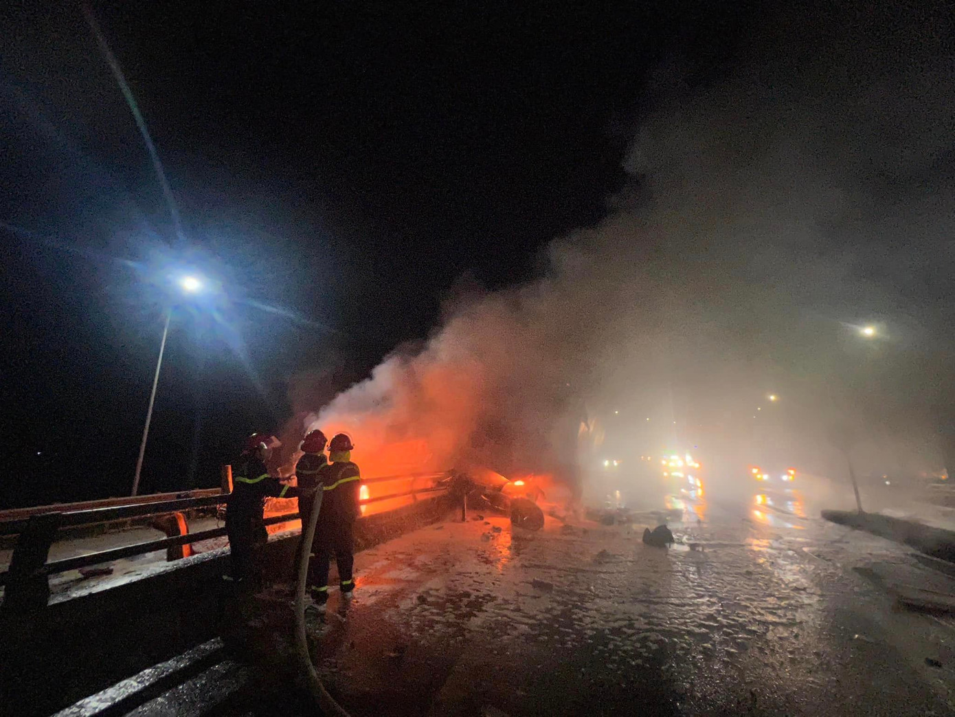 Lực lượng chức năng có mặt tại hiện trường chữa cháy kịp thời Lực lượng chức năng có mặt tại hiện trường chữa cháy kịp thời