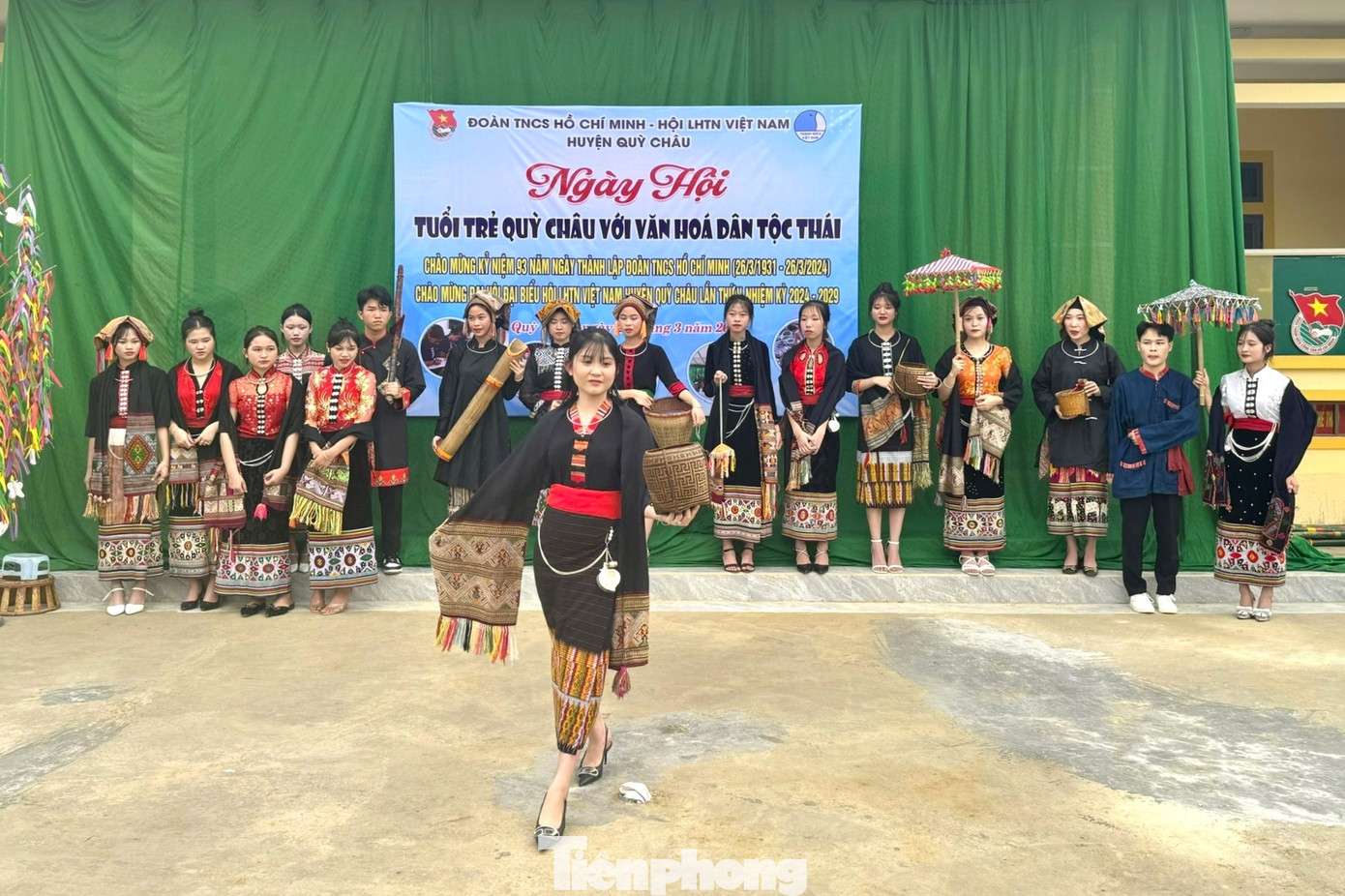 Trình diễn trang phục Thái.