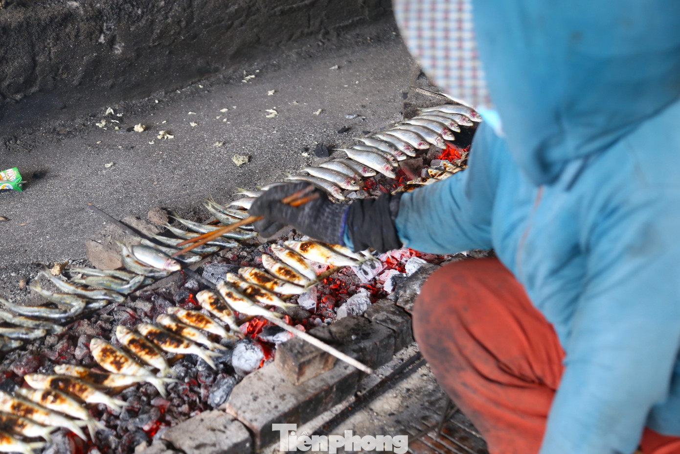 “Dịp Tết này, gia đình làm gấp đôi ngày thường nên phải làm liên tục để kịp số lượng khách đặt. Cá được nướng bằng than củi, không thêm gia vị, phụ phẩm nên thơm ngon, sạch sẽ”, chị Bảy nói.