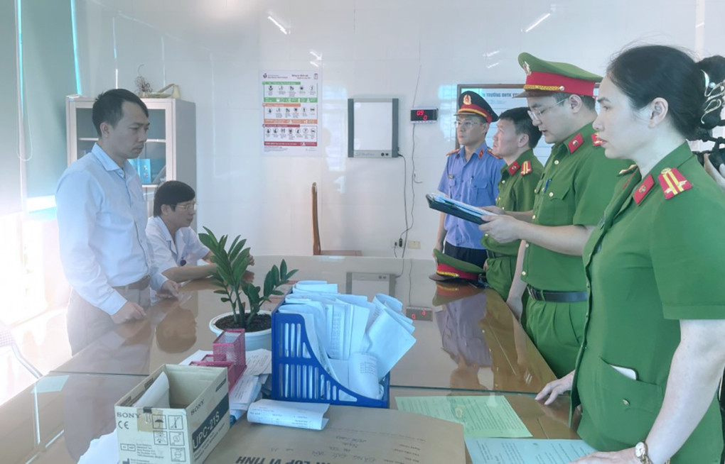 Cơ quan CSĐT tống đạt quyết định khởi tố Trần Đức Lượng. Cơ quan CSĐT tống đạt quyết định khởi tố Trần Đức Lượng.