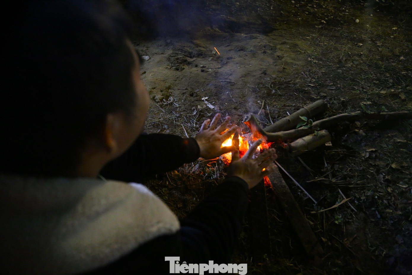 Người dân tận dụng tất cả những thứ có thể cháy như gỗ, bìa các tông, cành cây,… chất vào thành đống để đốt lửa sưởi ấm. Với nhiều người, đây là cách tốt nhất để giữ ấm bản thân giữa đêm đông giá lạnh. Người dân tận dụng tất cả những thứ có thể cháy như gỗ, bìa các tông, cành cây,… chất vào thành đống để đốt lửa sưởi ấm. Với nhiều người, đây là cách tốt nhất để giữ ấm bản thân giữa đêm đông giá lạnh.