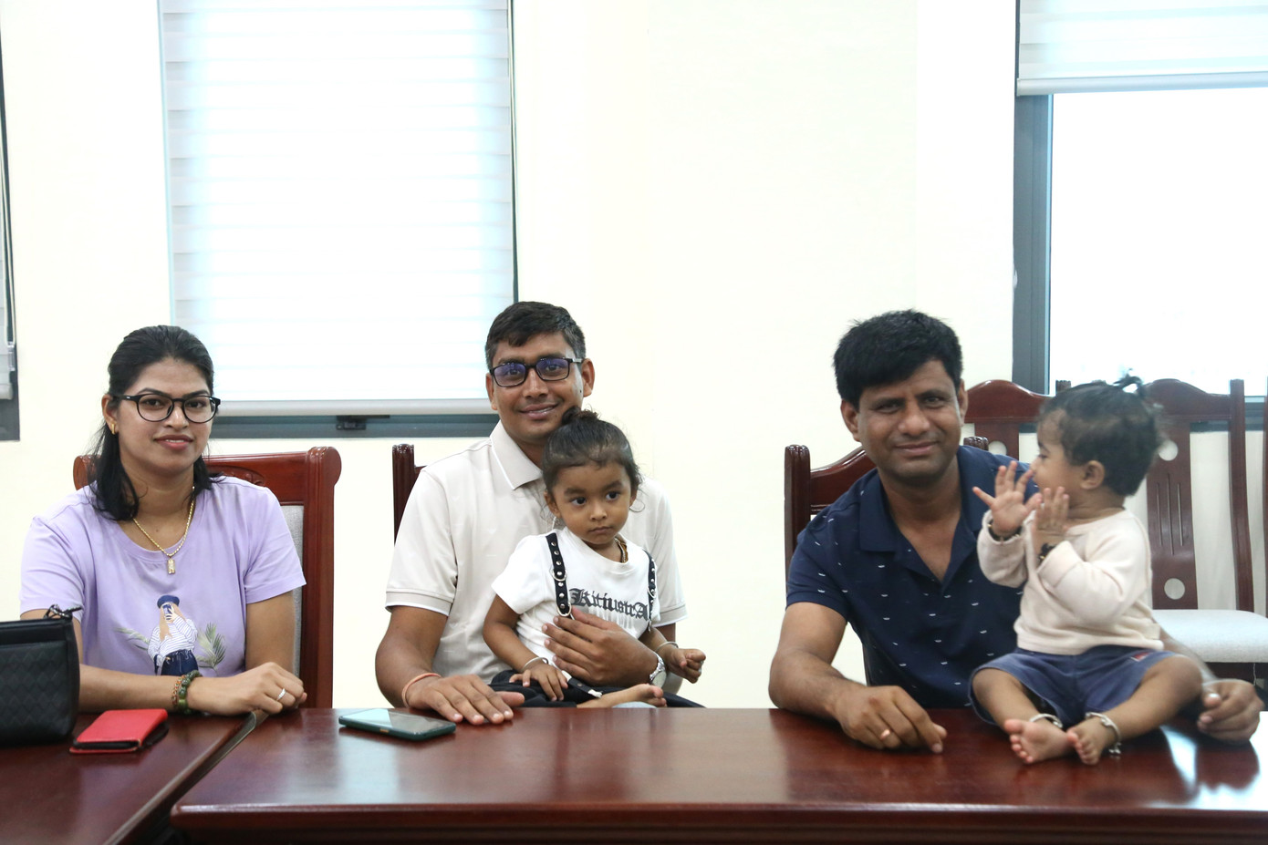 Ghi nhận của Phóng viên ngày 4/7 tại Phòng Quản lý xuất nhập cảnh Công an tỉnh Nghệ An, rất đông người dân đến làm các thủ tục hành chính, trong đó có nhiều người nước ngoài cư trú trên địa bàn tỉnh đến làm thủ tục cấp tài khoản định danh điện tử VNeID mức độ 2. Tại đây, người nước ngoài được cán bộ công an tiếp đón chu đáo, nhiệt tình.