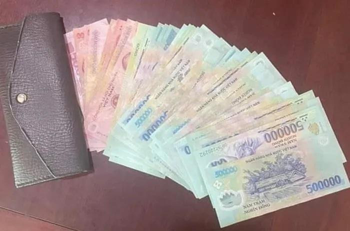 Chiếc ví và số tiền bị đánh rơi Chiếc ví và số tiền bị đánh rơi