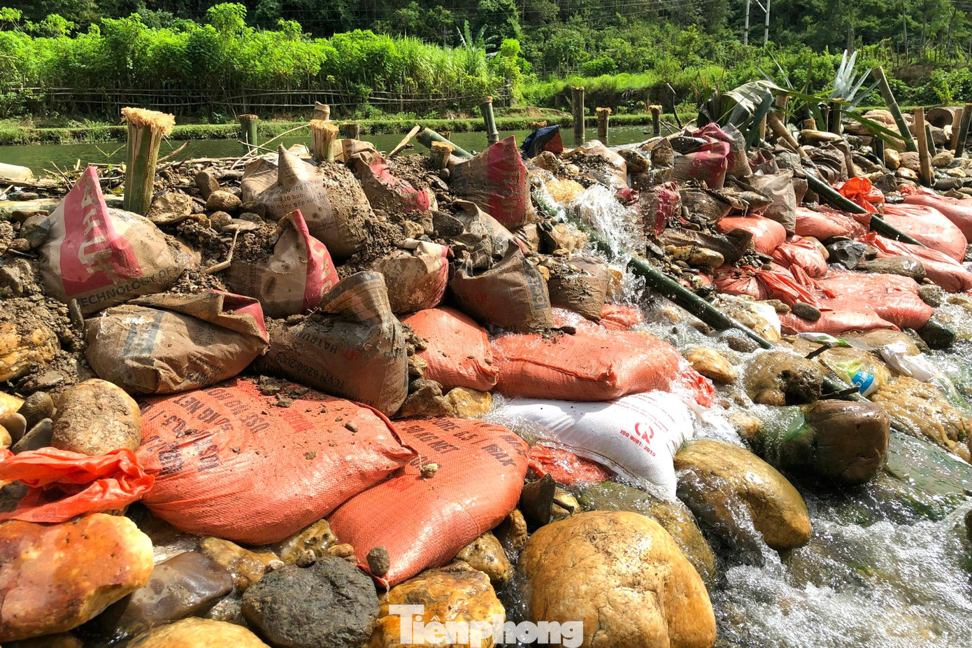Sau một ngày làm việc hết sức, khẩn trương, con đập đã được hoàn thành.