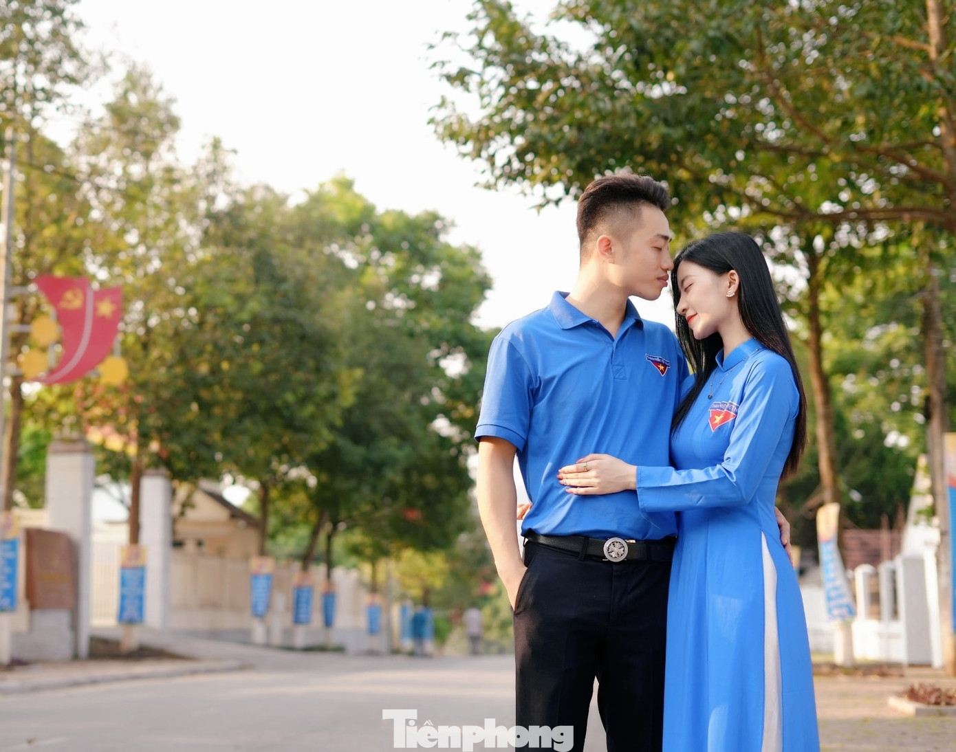 Cặp đôi Văn Minh, Tâm Đan lựa chọn áo Đoàn làm một trong những trang phục chụp ảnh cưới của mình. Cặp đôi Văn Minh, Tâm Đan lựa chọn áo Đoàn làm một trong những trang phục chụp ảnh cưới của mình.