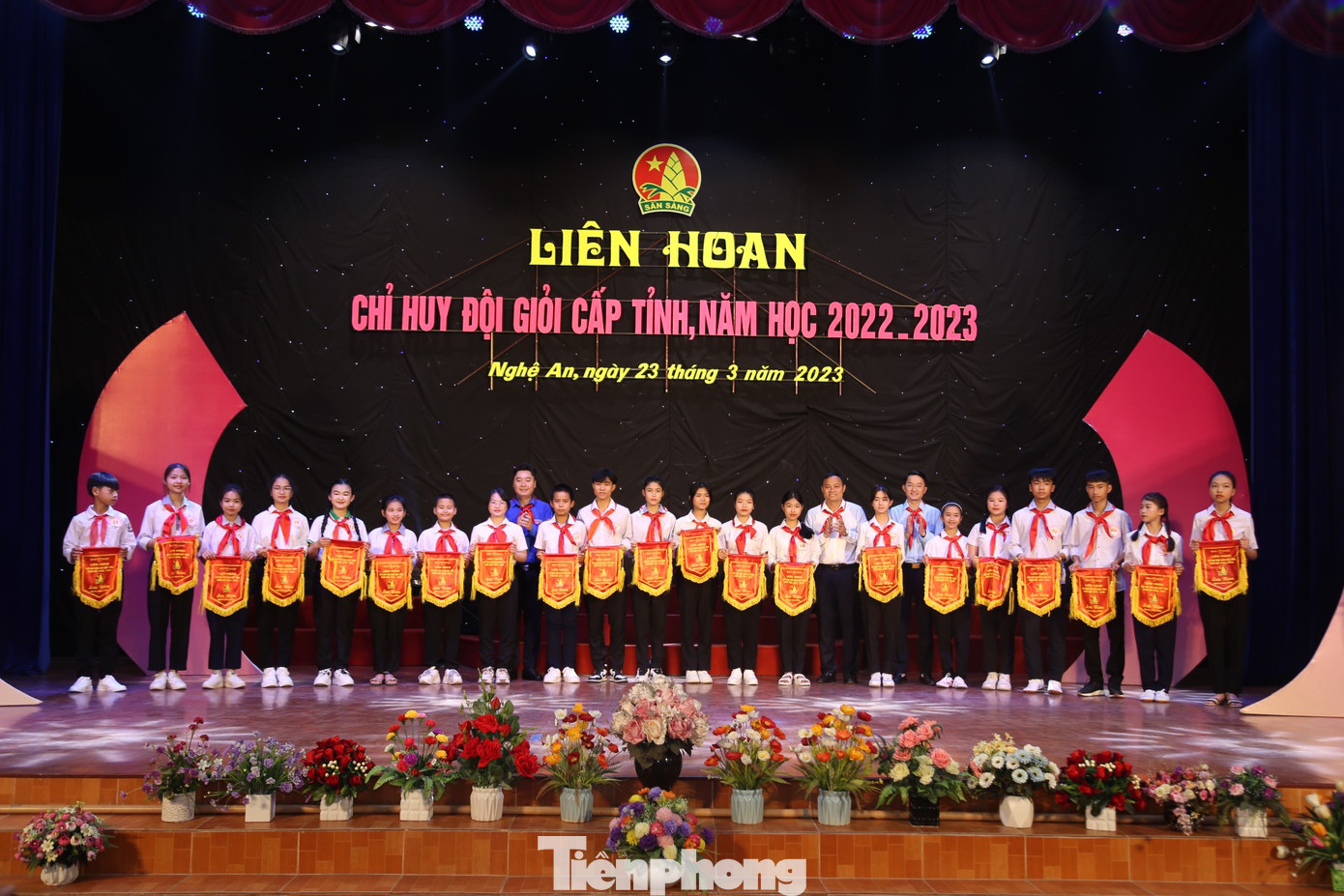 Tặng cờ lưu niệm cho 21 thí sinh dự thi