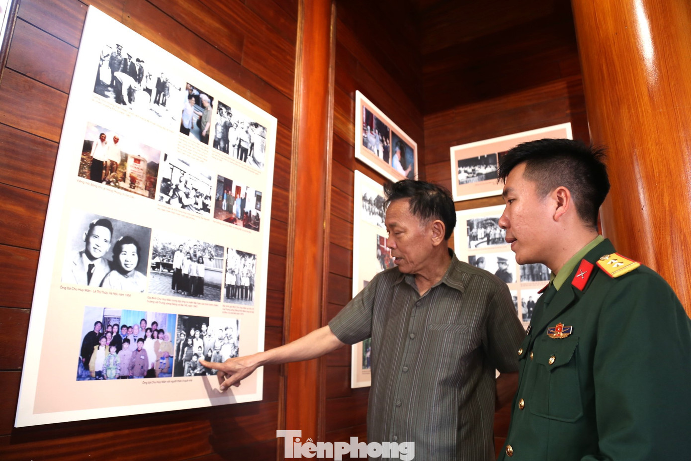 Ông Chu Huy Biên (SN 1952), cháu ruột của Đại tướng Chu Huy Mân cho biết, những tài liệu, hình ảnh trưng bày tại đây do gia đình sưu tầm và lưu giữ. Hiện, ông Biên vẫn lưu giữ được bút tích lời dặn dò con, cháu của Đại tướng Chu Huy Mân viết năm 2004, khi bước sang tuổi 92 và trước lúc qua đời hơn 1 năm. Lời dặn dò của Đại tướng thể hiện rõ tình yêu thương và trách nhiệm với họ hàng và con, cháu trong đại gia đình.