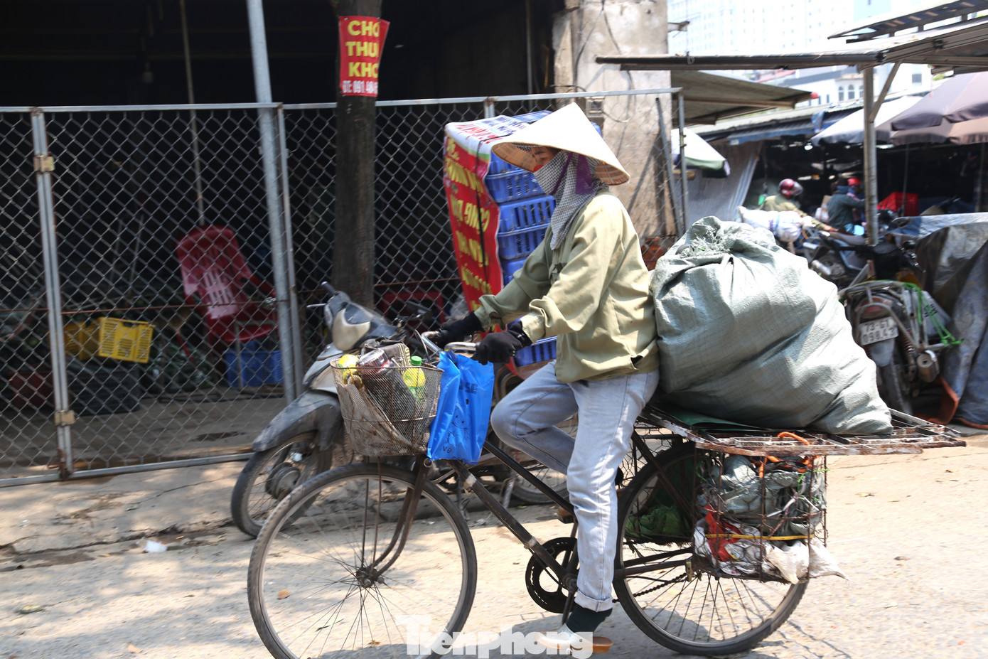 Người phụ nữ buôn phế liệu nhọc nhằn mưu sinh giữa nắng gắt. Người phụ nữ buôn phế liệu nhọc nhằn mưu sinh giữa nắng gắt.