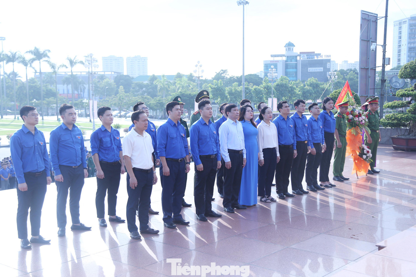 Trước khi triển khai Lễ phát động, đoàn đại biểu tiến hành dâng hoa tưởng niệm Chủ tịch Hồ Chí Minh trước tượng đài Bác. (Ảnh: TH)
