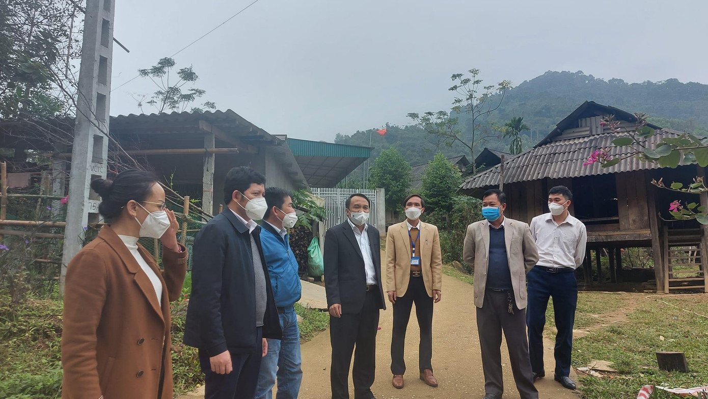 Lãnh đạo Sở Y tế Nghệ An làm việc với huyện Quế Phong khi ghi nhận nhiều ca nhiễm COVID-19 trong cộng đồng