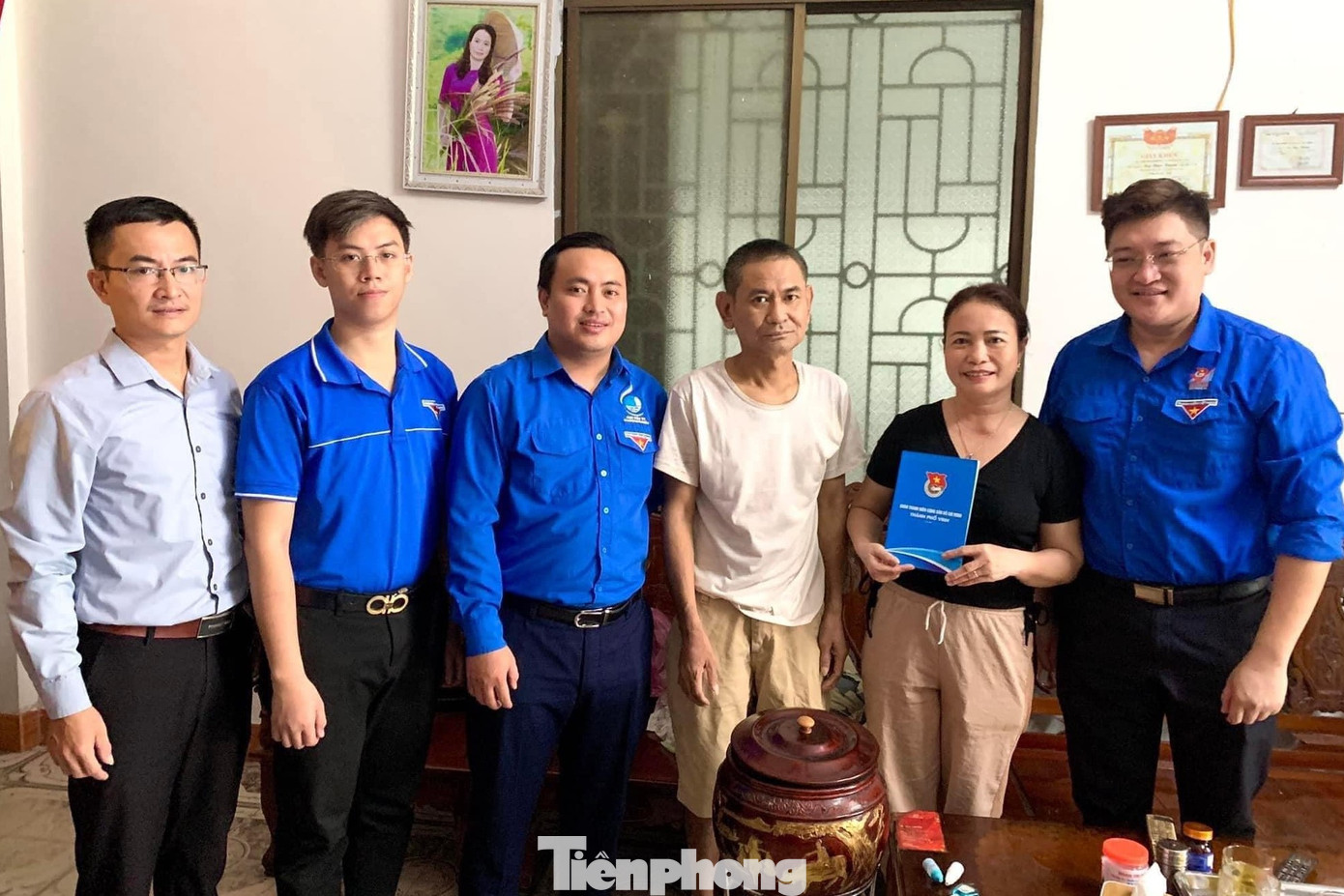 Ban Thường vụ Thành đoàn Vinh thăm, tặng quà cho gia đình ông Cao Ngọc Thắng - người thờ phụng liệt sĩ Cao Ngọc Hòa - TNXP Đại đội 317, Đội 65 hy sinh tại Truông Bồn