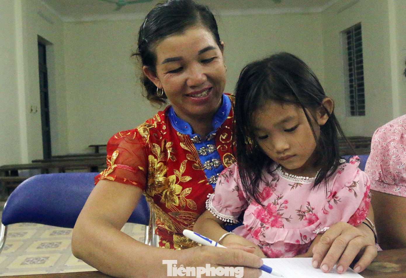 Do hoàn cảnh, một số người phải mang cả cháu đến lớp để vừa học vừa trông cháu. Do hoàn cảnh, một số người phải mang cả cháu đến lớp để vừa học vừa trông cháu.