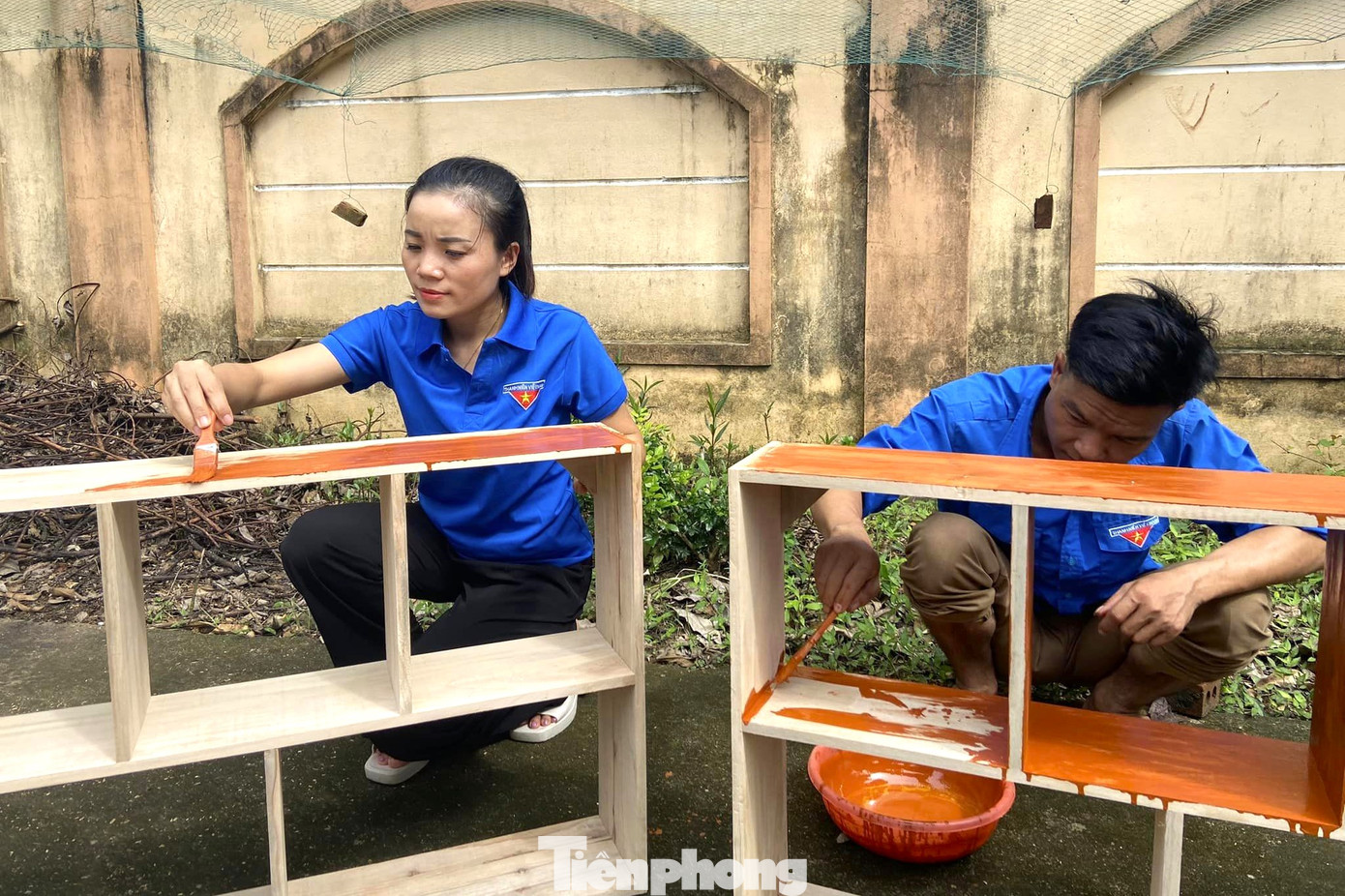 Chị Nga cùng các đoàn viên làm đồ dùng học tập tặng học sinh nghèo từ gỗ tạp.