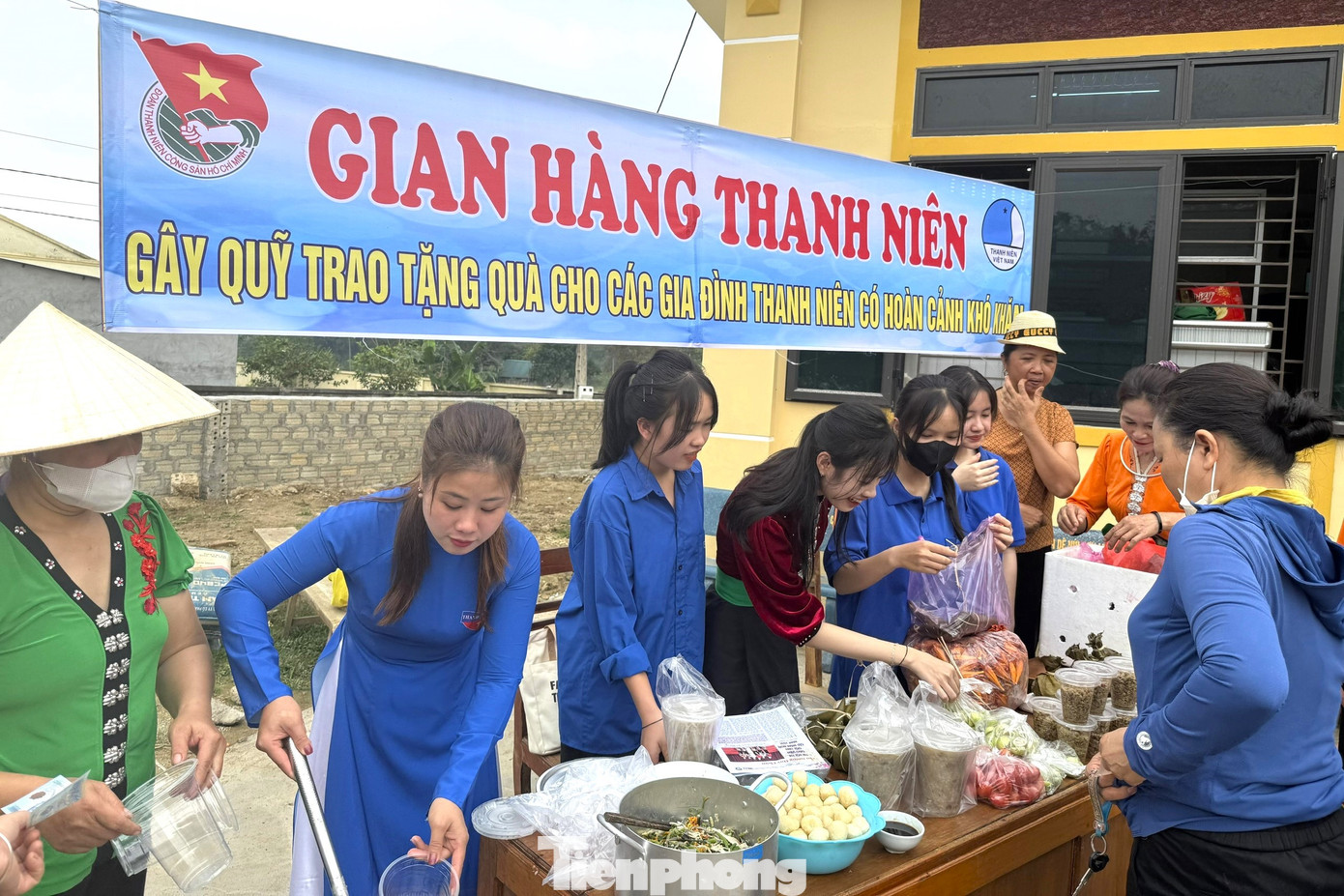 Đoàn viên thanh niên tự tay nấu những món ăn truyền thống của người Thái gây quỹ tặng cho hai thanh niên có hoàn cảnh đặc biệt khó khăn trên địa bàn.