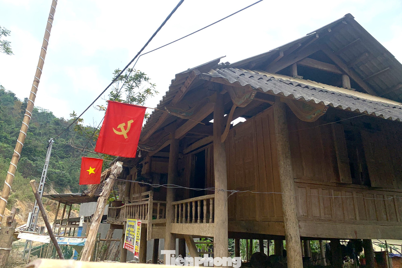 Cờ Tổ quốc, cờ Đảng được bà con đồng bào dân tộc miền núi Nghệ An treo trước nhà.