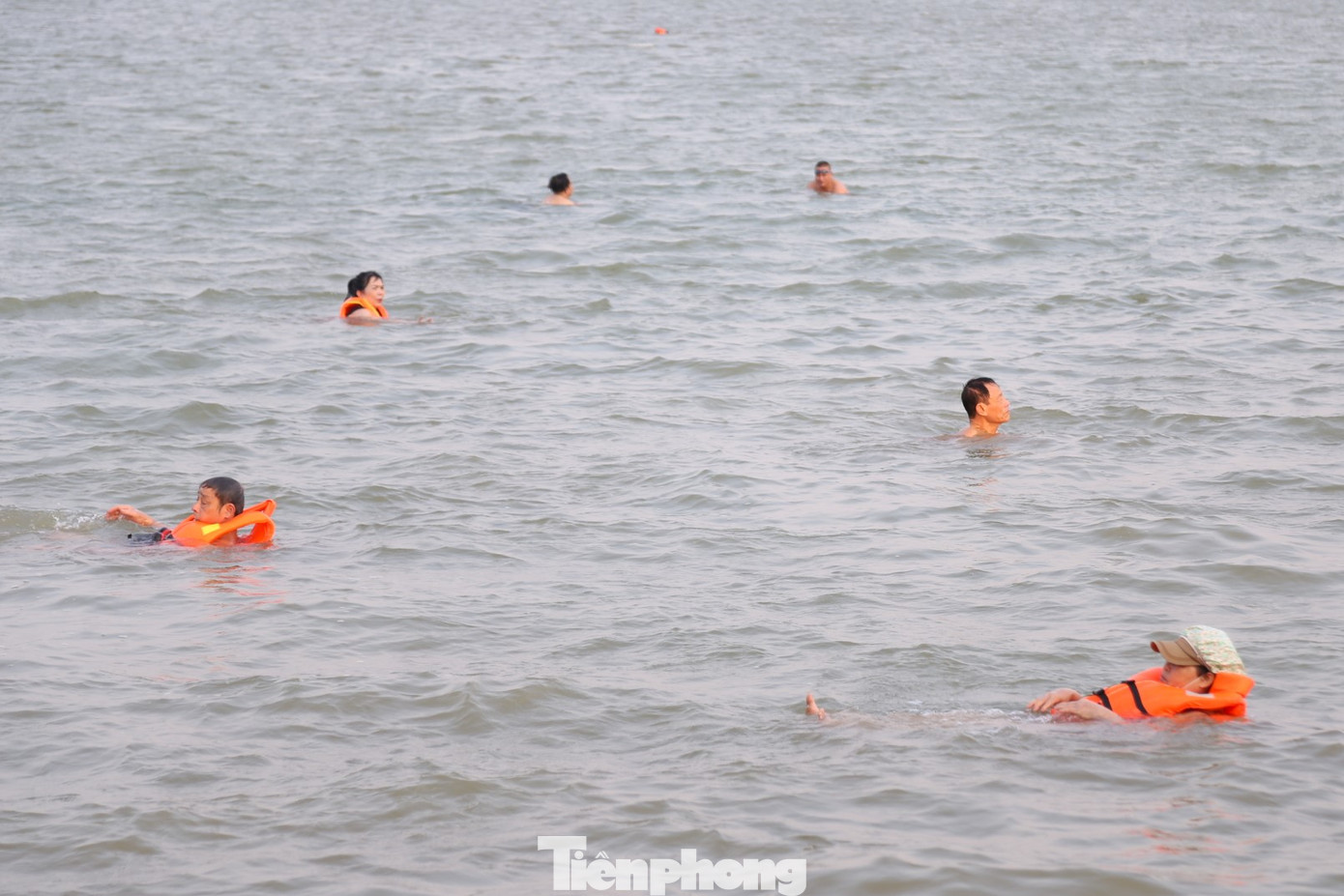 Người chưa biết bơi quanh quẩn gần bờ, nhiều “kình ngư” bơi ra giữa lòng sông, thậm chí bơi sang bờ bên kia.