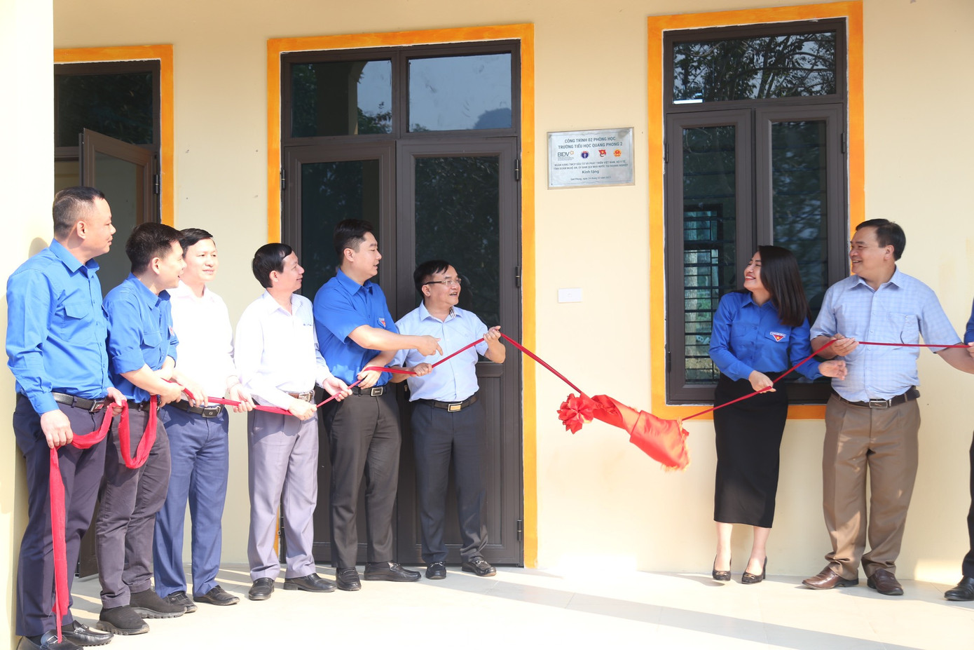 Các đại biểu thực hiện nghi thức khánh thành công trình 2 phòng học trường Tiểu học Quang Phong 2, xã Quang Phong, huyện Quế Phong.