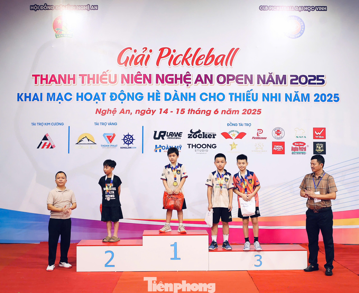 : Ban Tổ chức Giải Pickleball Thanh thiếu niên Nghệ An Open năm 2025 trao cup và giấy chứng nhận cho các vận động viên tham gia. : Ban Tổ chức Giải Pickleball Thanh thiếu niên Nghệ An Open năm 2025 trao cup và giấy chứng nhận cho các vận động viên tham gia.