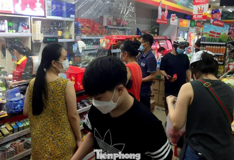 Tại các siêu thị Vinmart, lượng người cũng tăng mạnh trong tối 22/8. Phía trong siêu thị chật kín người, nhân viên siêu thị liên tục nhắc nhở người dân phải thực hiện giãn cách, tuy nhiên lượng người vào càng lúc càng đông.