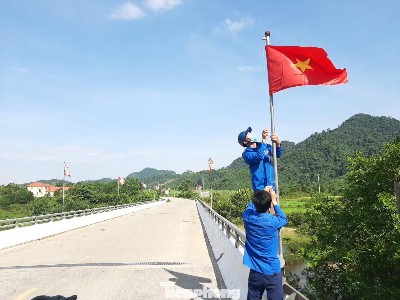 ĐVTN Huyện Đoàn Con Cuông thay mới cờ Tổ quốc chào mừng ngày Quốc khánh.