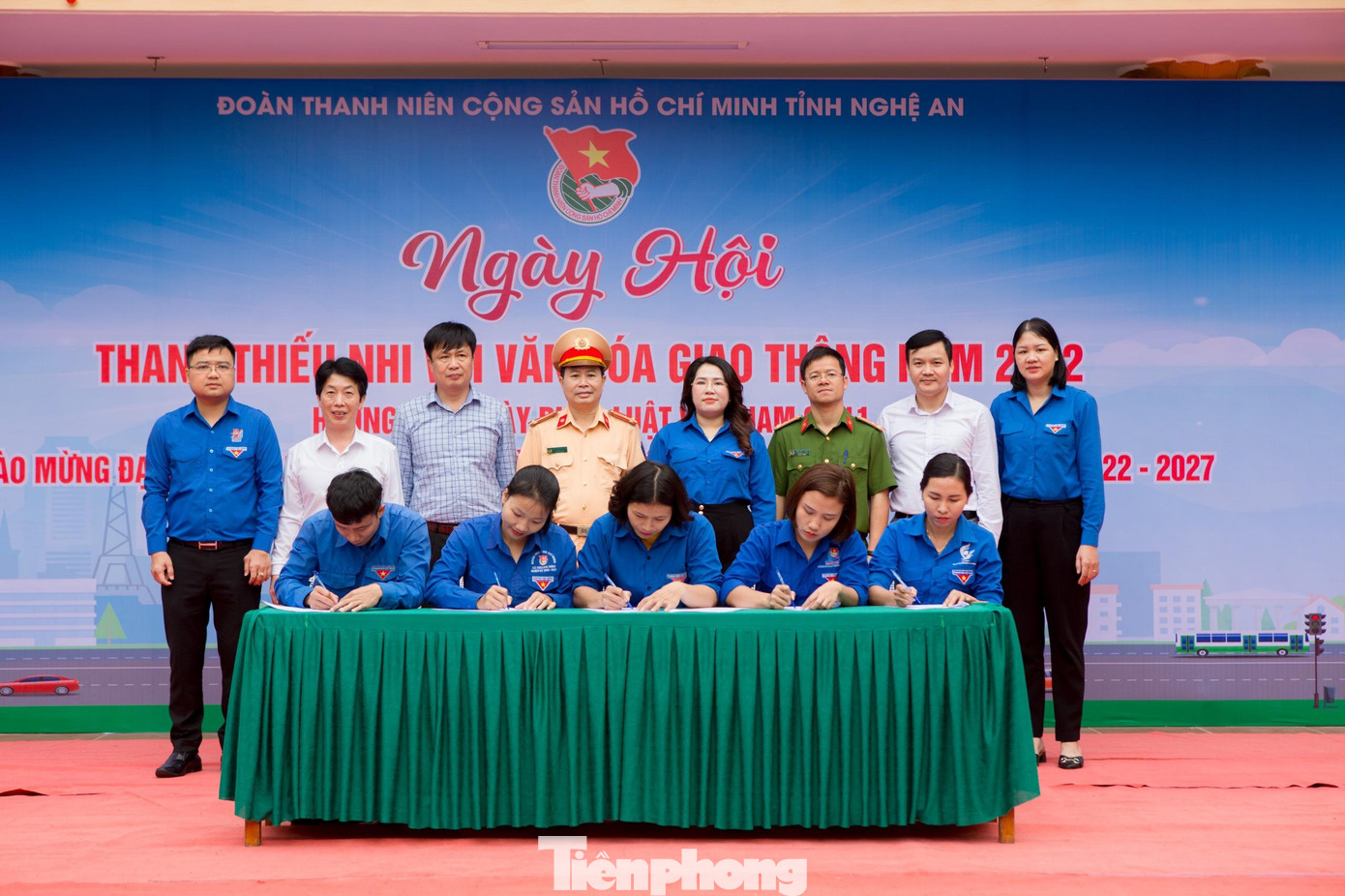 Huyện đoàn Thanh Chương ký cam kết hưởng ứng thực hiện các tiêu chí Năm An toàn giao thông 2022.