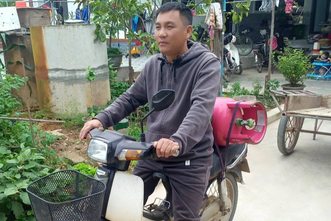 Thầy Trình tranh thủ thời gian rảnh rỗi để chở bình gas,... kiếm thêm thu nhập. Thầy Trình tranh thủ thời gian rảnh rỗi để chở bình gas,... kiếm thêm thu nhập.