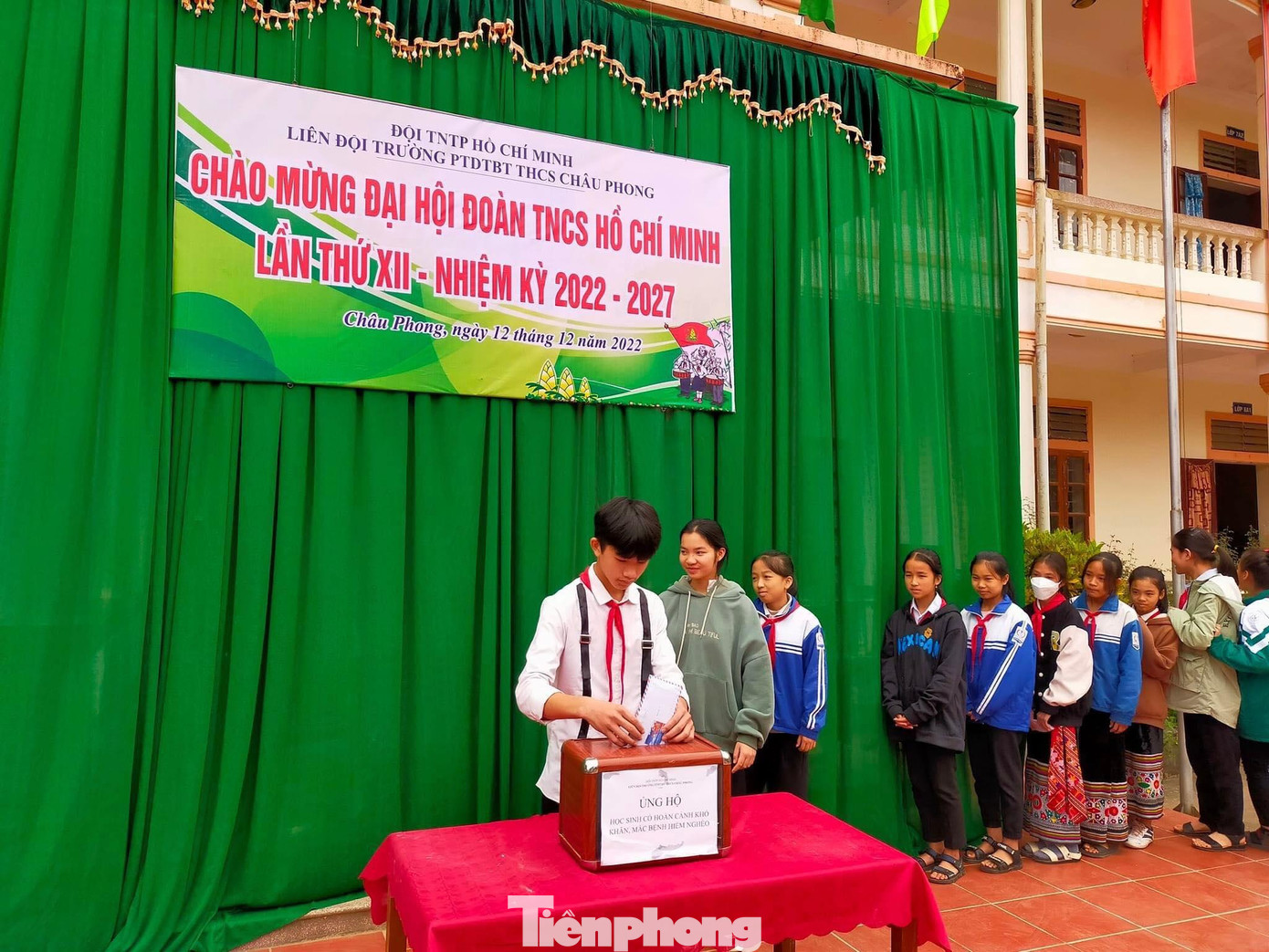 Học sinh trường PTDTBT THCS Châu Phong ủng hộ học sinh có hoàn cảnh khó khăn, mắc bệnh hiểm nghèo