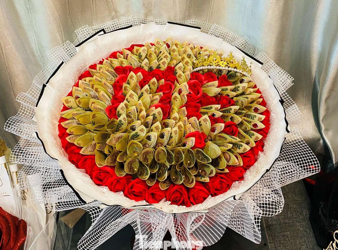 Anh Trần Văn Trung, chủ một cửa hàng hoa trên đường Nguyễn Văn Cừ (TP Vinh, Nghệ An) cho biết, cứ đến dịp 8/3, cửa hàng cố gắng tung ra những sản phẩm độc đáo để thu hút khách hàng. Năm nay, bên cạnh những mẫu hoa tươi truyền thống, còn có các sản phẩm hoa được làm từ lụa, sáp và tiền thật với nhiều kiểu dáng khác nhau để tăng sự độc đáo, mới lạ.