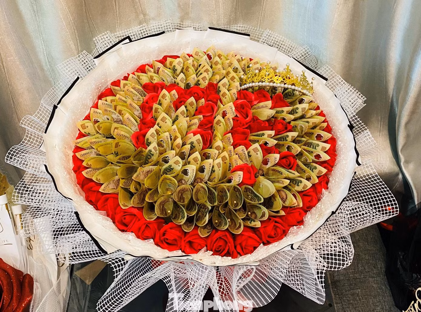 Anh Trần Văn Trung, chủ một cửa hàng hoa trên đường Nguyễn Văn Cừ (TP Vinh, Nghệ An) cho biết, cứ đến dịp 8/3, cửa hàng cố gắng tung ra những sản phẩm độc đáo để thu hút khách hàng. Năm nay, bên cạnh những mẫu hoa tươi truyền thống, còn có các sản phẩm hoa được làm từ lụa, sáp và tiền thật với nhiều kiểu dáng khác nhau để tăng sự độc đáo, mới lạ.