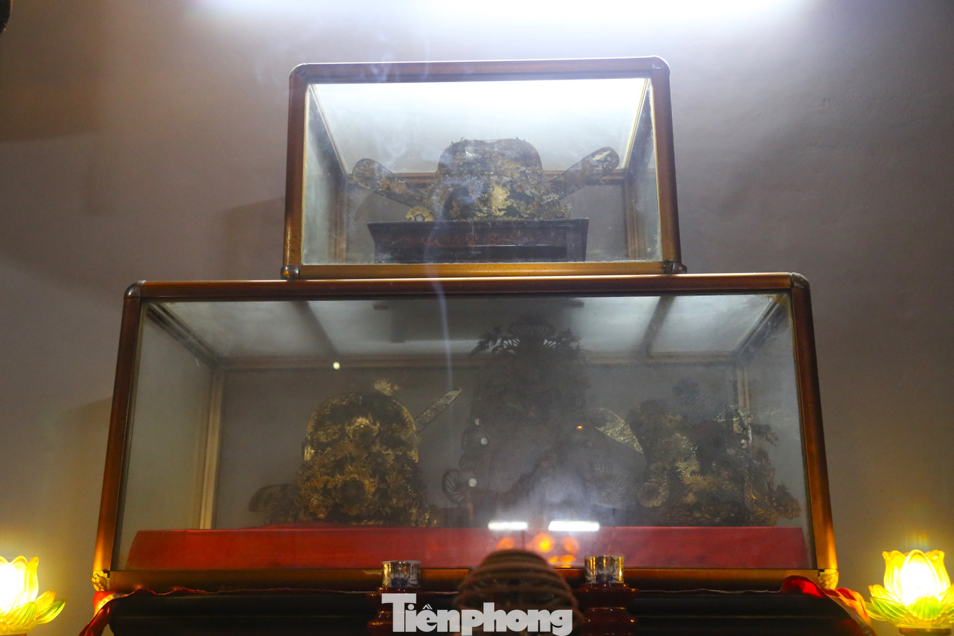 Đền Hồng Sơn là ngôi đền duy nhất trên địa bàn thành phố Vinh thờ long ngai, bài vị 18 đời Vua Hùng tại cung trung điện. Đền Hồng Sơn là ngôi đền duy nhất trên địa bàn thành phố Vinh thờ long ngai, bài vị 18 đời Vua Hùng tại cung trung điện.