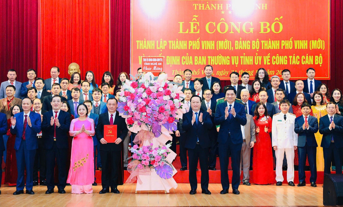 Lãnh đạo tỉnh Nghệ An tặng hoa chúc mừng Ban Chấp hành Đảng bộ thành phố Vinh (mới).