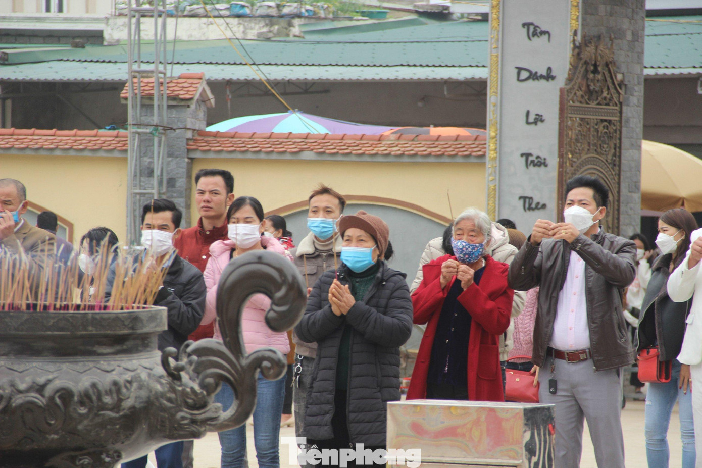 Phật tử và du khách đi chùa cầu an mang theo tấm lòng thành kính hướng về Đức Phật, cầu mong sự bình yên, an lành đến với bản thân và gia đình trong năm mới.