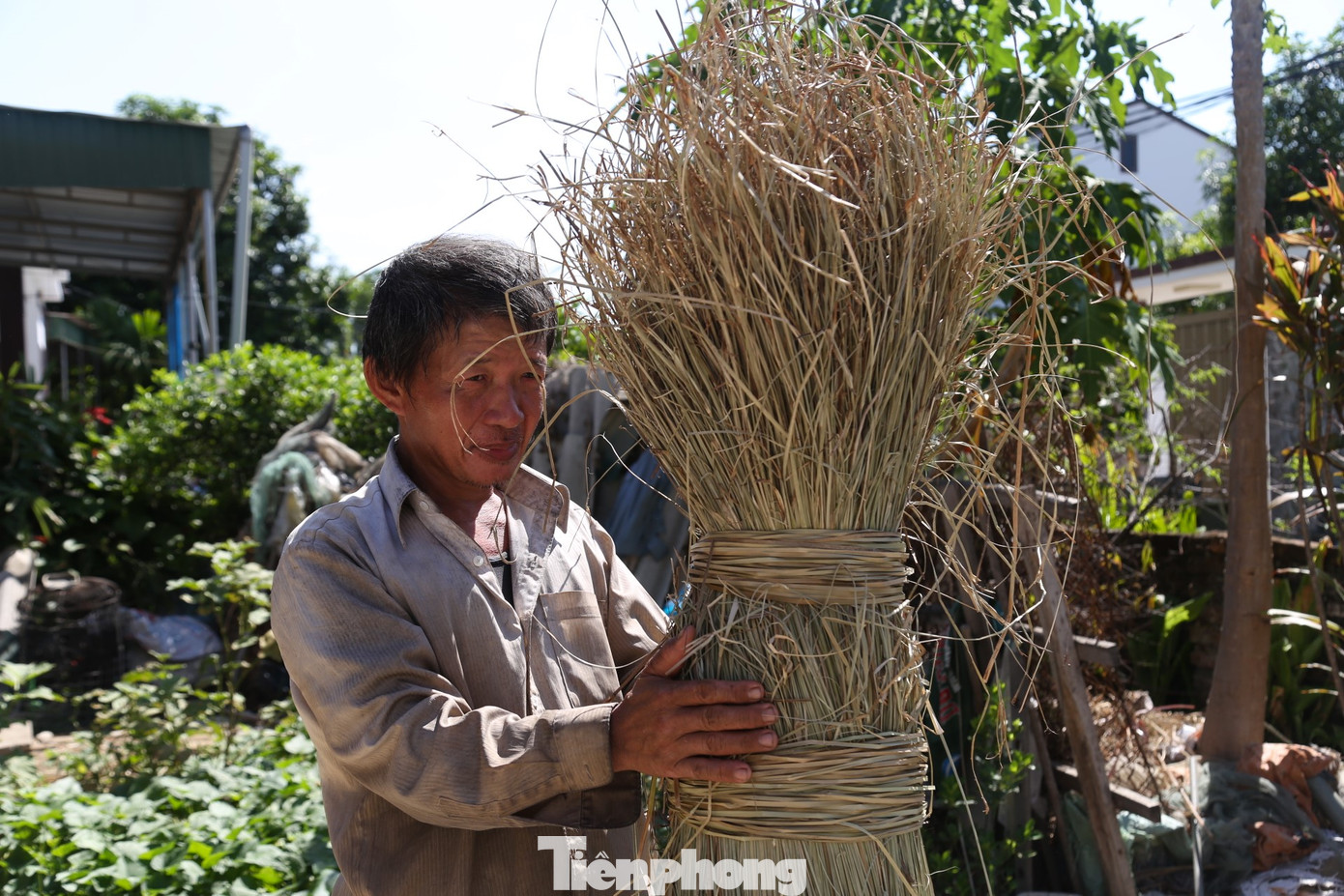Ông Trần Toản (SN 1972, trú xóm Phong Thuận) cho biết, ông biết đan chiếu cói từ khi còn nhỏ, đến nay đã gần 40 năm theo nghề. Tuy đã lớn tuổi nhưng vợ chồng ông không bỏ nghề. Phần để kiếm thêm thu nhập, phần để giữ cái nghề đã nuôi sống bao đời nay.