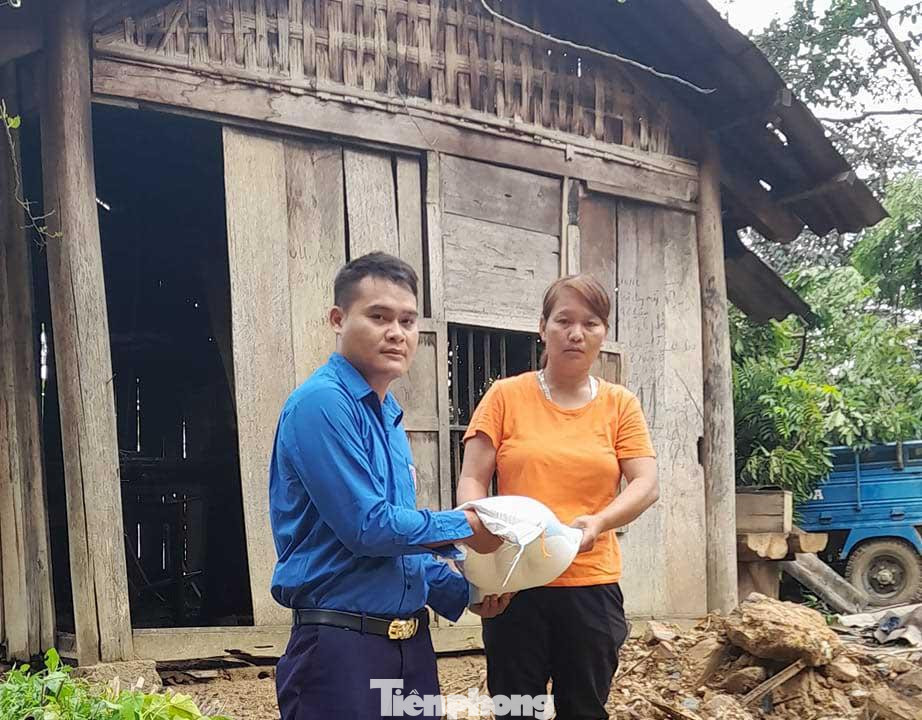 Những bao gạo, gói mì là những thực phẩm rất cần thiết với người dân vùng bị cô lập.