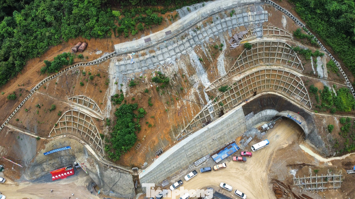 Ngay từ bước thiết kế, hầm Thần Vũ được xác định là một trong những hạng mục khó khăn, phức tạp nhất trong các hầm xuyên núi trên cao tốc Bắc Nam, bởi địa chất yếu, đá phong hóa mạnh, rời rạc và xen kẹp... đặc biệt là địa chất khu vực phía Nam hầm.