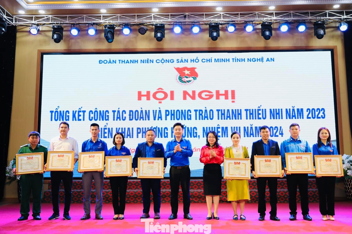 Năm 2023, Lương Nga (váy vàng) vinh dự được nhận Bằng khen của Ban Chấp hành T.Ư Đoàn TNCS Hồ Chí Minh vì đã có thành tích xuất sắc trong công tác Đoàn và phong trào thanh thiếu nhi.