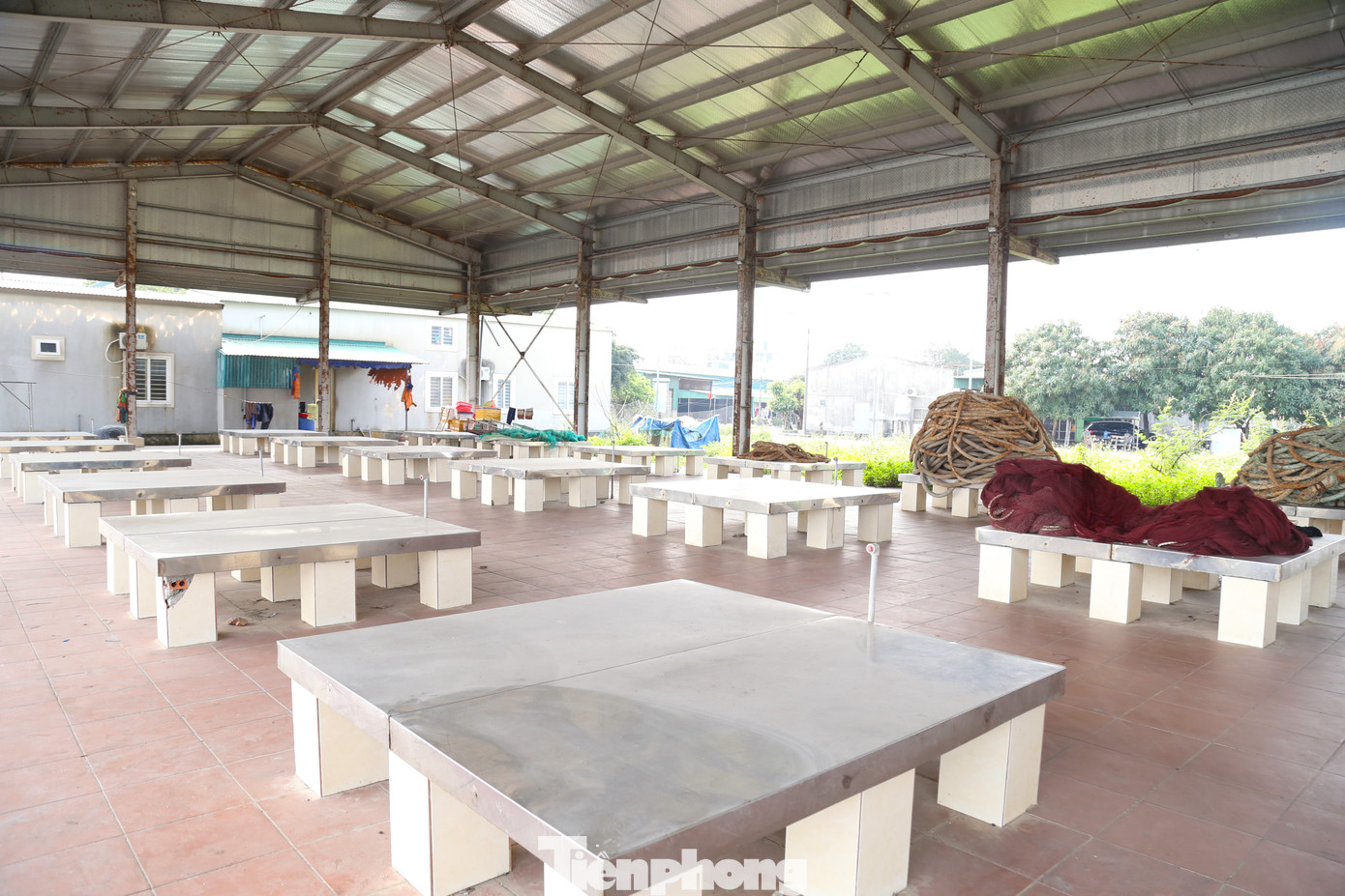 Hiện là nơi tập kết ngư cụ và đậu xe của ngư dân.