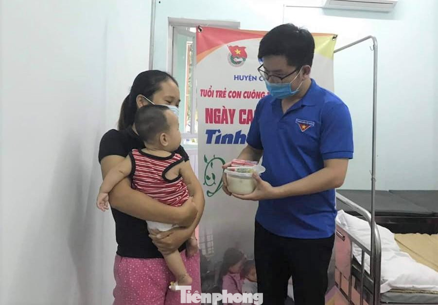 Những bát cháo thơm ngon, đầy đủ chất dinh dưỡng, đảm bảo vệ sinh an toàn thực phẩm được trao đến các em nhỏ. Những bát cháo thơm ngon, đầy đủ chất dinh dưỡng, đảm bảo vệ sinh an toàn thực phẩm được trao đến các em nhỏ.