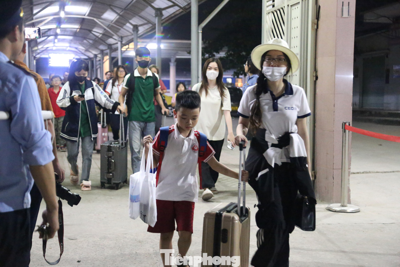 Nhiều gia đình mang theo con nhỏ về quê.