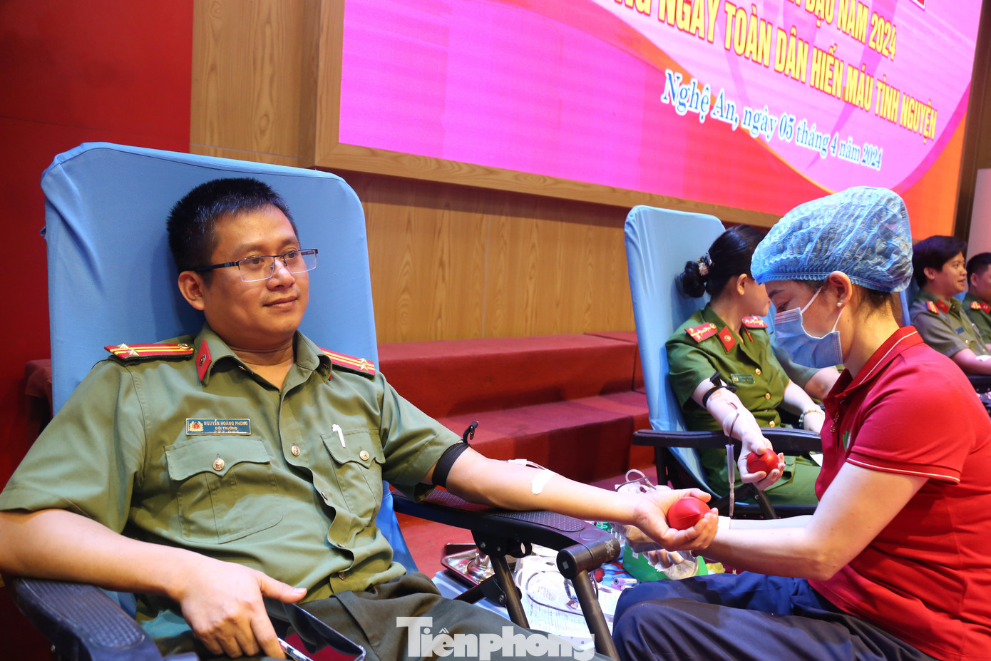 Đông đảo cán bộ, chiến sĩ tham gia hiến máu tình nguyện.