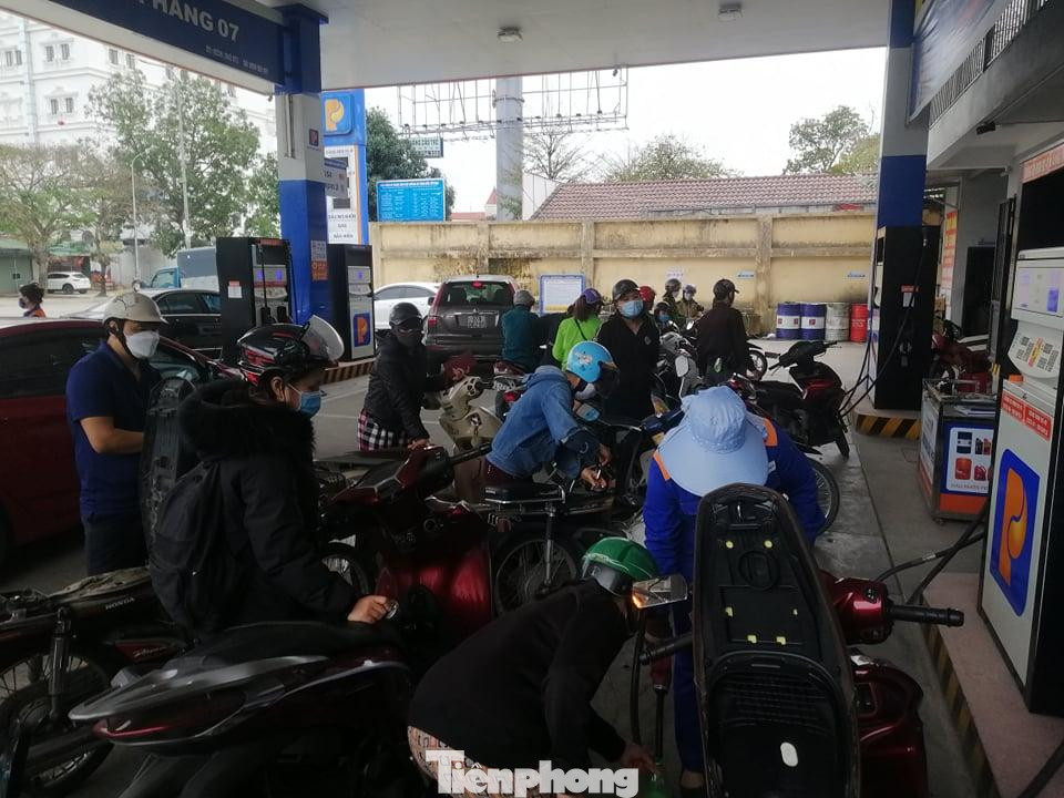 Tại cây xăng trên tuyến đường Nguyễn Phong Sắc, phường Hưng Dũng cũng trong tình trạng đông nghẹt người. Tại cây xăng trên tuyến đường Nguyễn Phong Sắc, phường Hưng Dũng cũng trong tình trạng đông nghẹt người.