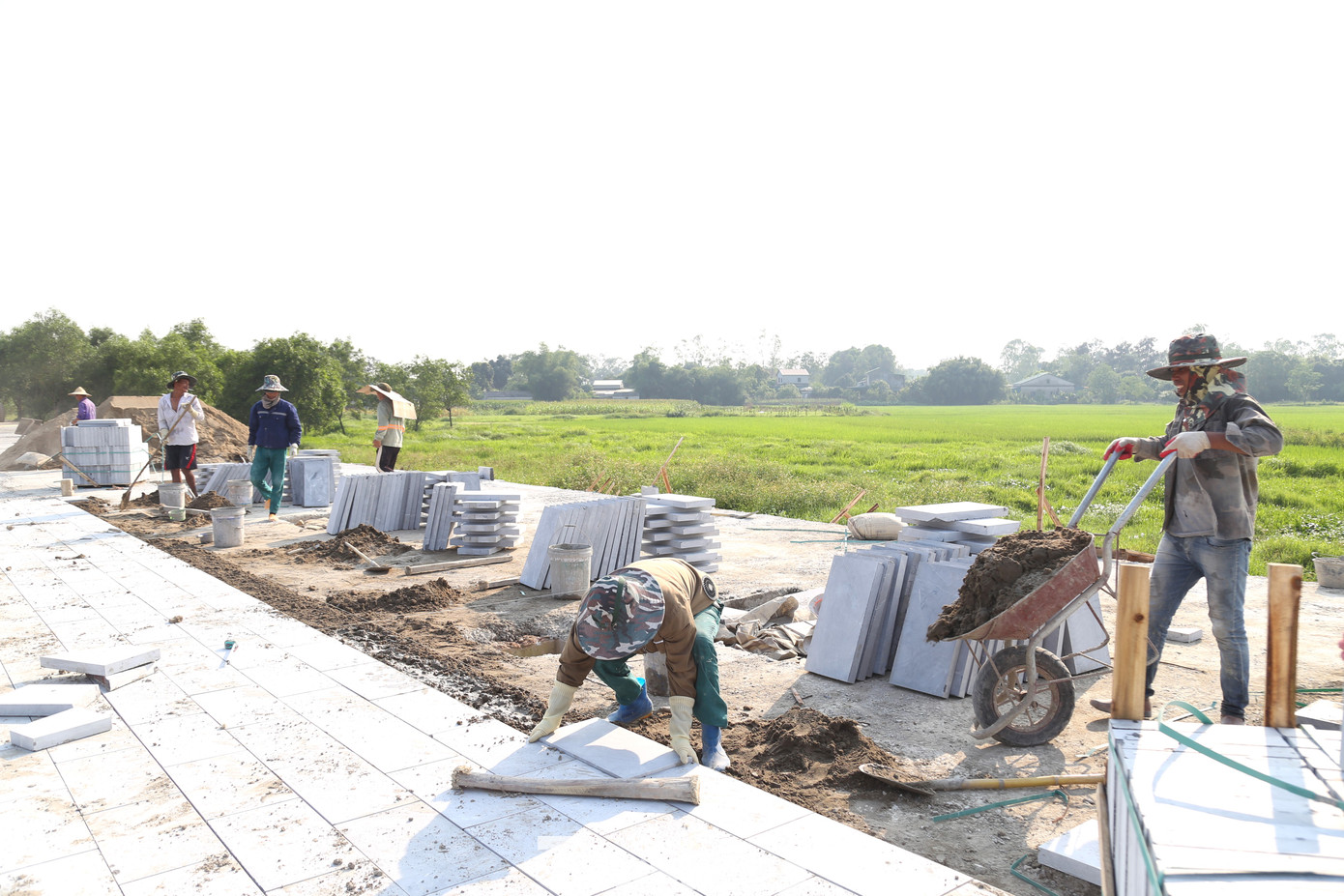 Vỉa hè công trường thi công tuyến Đại lộ Vinh - Cửa Lò không một bóng râm khiến sức nóng như tăng gấp bội.